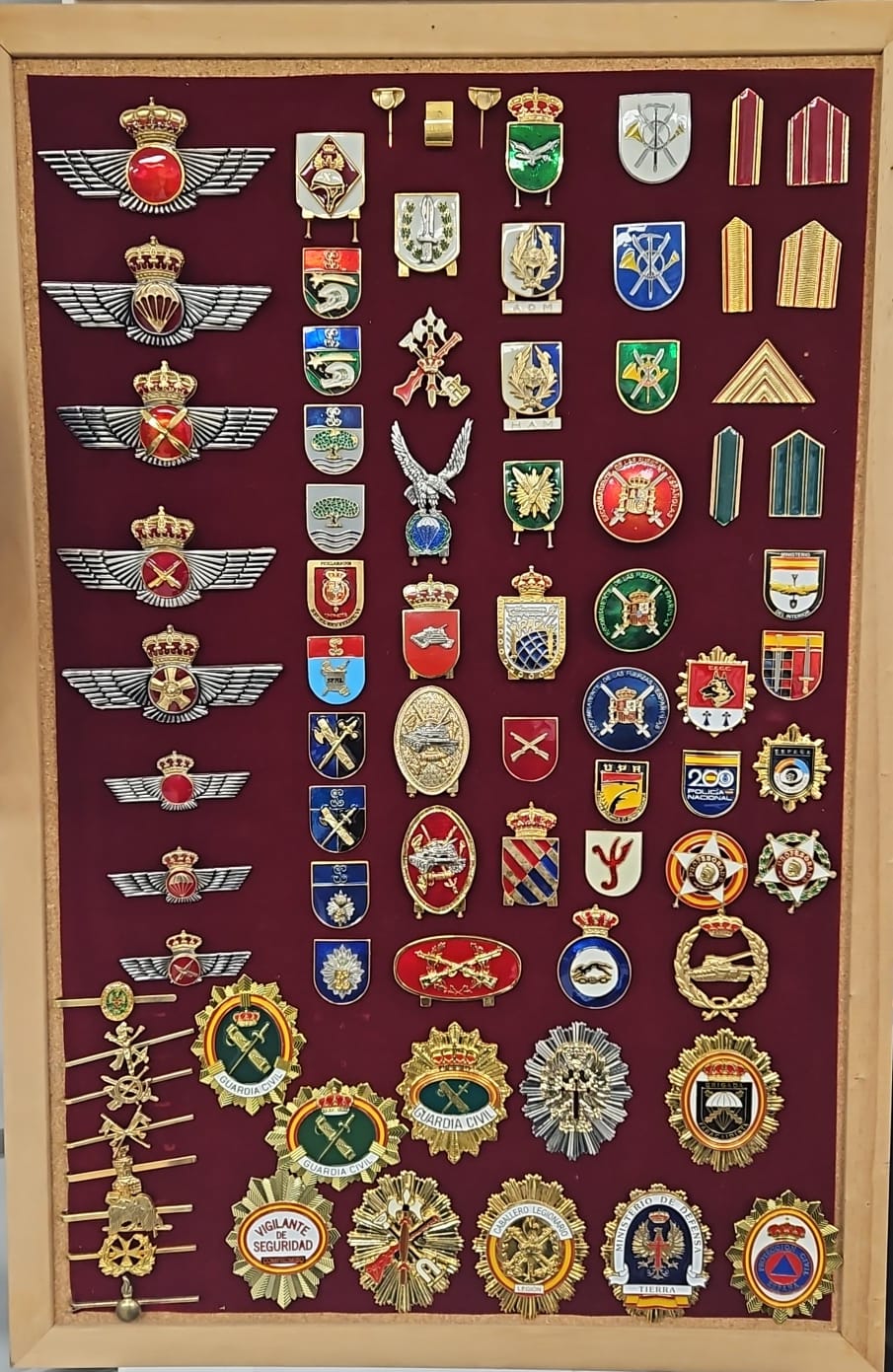 Insignias militares metálicas en España: guía para identificar las más representativas